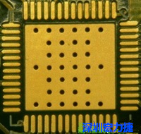 這是最不好的通孔設(shè)計(jì)，貫穿通孔直接擺放于QFN的接地散熱墊上，制造上無法確保其錫量，也就無法確保焊接良好。