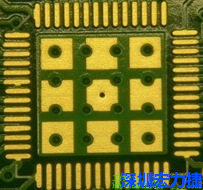 這個(gè)通孔的設(shè)計(jì)勉強(qiáng)可以接受，只剩下正中間一個(gè)通孔沒有塞孔，而且孔徑也變小了。
