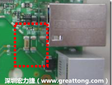 有人認為電容旁邊已經(jīng)有螺絲將電路板固定于機殼上了，不應該發(fā)生電路板彎曲的現(xiàn)象才對。