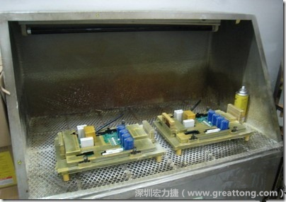 使用噴涂(Spraying)方式作業(yè)conformal coating時(shí)，需設(shè)備抽真空的設(shè)備，否則噴涂的物質(zhì)會(huì)飄散到空氣當(dāng)中，影響人體的健康。