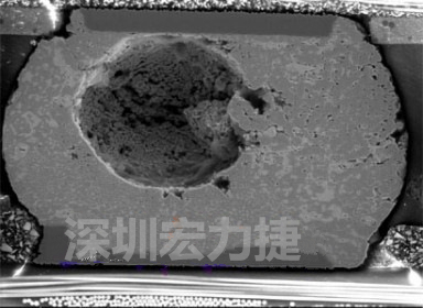 錫球氣泡大到足以影響到焊接的品質(zhì)，下圖是錫球切片后的剖面，可以很明顯看到氣泡已經(jīng)有錫球的 1/3 大了