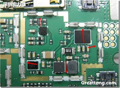 圖中顯示一塊電路板使用這種屏蔽夾(shielding clip)的實例。基本上我們在彎角的地方都設(shè)計擺放了一個屏蔽夾，這樣可以讓作業(yè)員比較方便安裝屏蔽罩(shielding can)時的對位準確。然后在其他沒有屏蔽夾的地方也設(shè)計了一些接地的布線，一來可以稍微提升屏蔽罩的電磁隔絕能力，另一方面也可以為屏蔽夾無效時，馬上可以更改為屏蔽框，而無需要重新設(shè)計電路板。