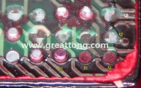 下圖是紅墨水測試后將PCB板子拿回來側(cè)一個(gè)角度拍攝的照片，就可以很清楚的看到錫球黏在PCB端，或不在PCB端。