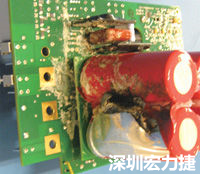元件選擇不當(dāng)導(dǎo)致大量電流或電壓流經(jīng)電路，將會(huì)發(fā)生像這個(gè)燒融電容器的損壞情形。