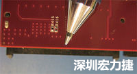 連接器邊緣稍突出于電路板的邊緣。