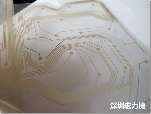 下面第二個圖則是另一片也有著按鍵線路的PTF，當上、下兩面PTF的按鍵結(jié)點互相接觸后就可以計算出是哪個按鍵被按下了?？墒钱敯存I沒有按下時，上下兩片PTF的線路則是分開的，所以上圖那片PTF的線路上面其實還另外覆蓋了另一層透明的PET作為絕緣層，只露出了需要在鍵盤按下時才會碰觸的接觸點，因為這些材質(zhì)使用的都是Polymer，所以才撐這樣的技術為Polydome(聚合簧片)。