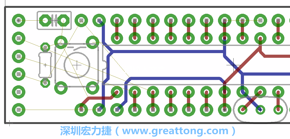 到目前為止，你應(yīng)該只剩下四個(gè)部分還未進(jìn)行布線，10K重置上拉電阻器、重置電容和1×6的序列排針。