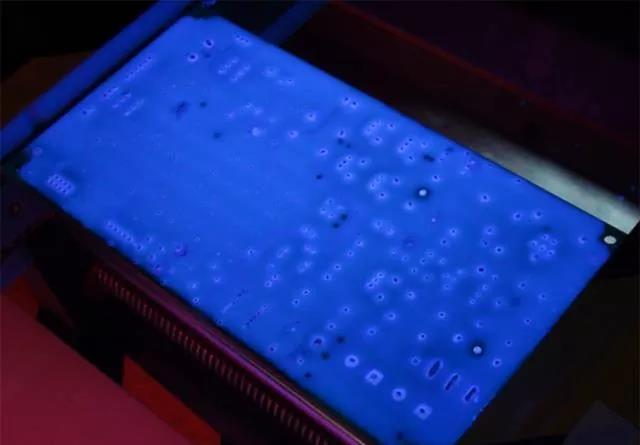 經(jīng)過(guò)涂覆工藝后的PCB，在紫光燈下的拍攝效果，原來(lái)coating也可以這么美！