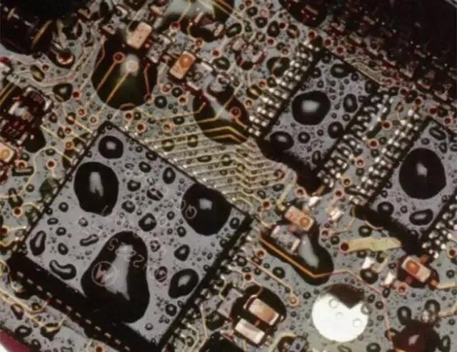 經(jīng)過(guò)涂覆工藝后的PCB，在表面形成透明的保護(hù)膜，能有效防止水珠和潮氣侵入，避免漏電和短路。